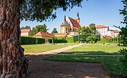 View of the Catholic collegiate church of the Neuzelles monastery from the baroque garden, Foto: Florian Läufer, Lizenz: Seenland Oder-Spree