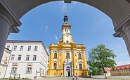 Blick vom Portal des Kloster Neuzelle auf die Katholische Stiftskirche, Foto: Florian Läufer, Lizenz: Seenland Oder-Spree