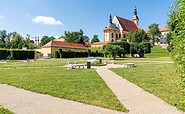 Blick auf die Katholische Stiftskirche des Kloster Neuzelles vom Barockgarten aus, Foto: Florian Läufer, Lizenz: Seenland Oder-Spree