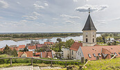 Blick vom Burgberg in Lebus auf die Kirche und die Oder, Foto: Steffen Lehmann, Lizenz: TMB-Fotoarchiv