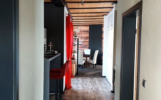 Entrance area in the frieze-style apartment, Foto: Kathrin Schilling