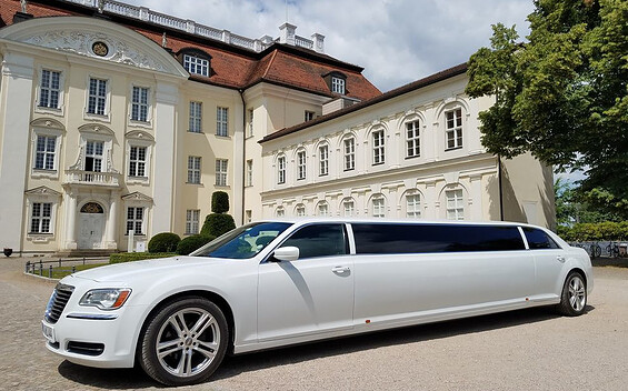 MISTERLIMO am Schloss Köpenick, Foto: Falk Auert, Lizenz: MISTERLIMO Stretchlimousinenvermietung