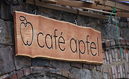 Aushängeschild Café Apfel, Foto: Bansen-Wittig