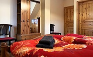1. Schlafzimmer mit Doppelbett und Kleiderschrank, Foto: Ulrike Haselbauer, Lizenz: Tourismusverband Lausitzer Seenland e.V.