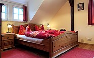 1. Schlafzimmer mit Doppelbett, Foto: Ulrike Haselbauer, Lizenz: Tourismusverband Lausitzer Seenland e.V.