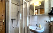 1. Schlafzimmer mit Bad (Dusche,Waschbecken und WC), Foto: Ulrike Haselbauer, Lizenz: Tourismusverband Lausitzer Seenland e.V.