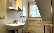2. Schlafzimmer mit Bad (Dusche,Waschbecken und WC), Foto: Ulrike Haselbauer, Lizenz: Tourismusverband Lausitzer Seenland e.V.