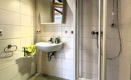 1 Bad im Erdgeschoss mit Dusche, Waschbecken und WC, Foto: Ulrike Haselbauer, Lizenz: Tourismusverband Lausitzer Seenland e.V.