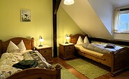 Schlafzimmer Nr. 2 mit 2 Einzelbetten, Foto: Ulrike Haselbauer, Lizenz: Tourismusverband Lausitzer Seenland e.V.