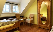 Schlafzimmer Nr. 2 mit 2 Einzelbetten und Kleiderschrank, Foto: Ulrike Haselbauer, Lizenz: Tourismusverband Lausitzer Seenland e.V.