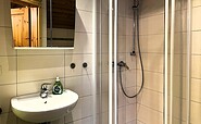 2. Bad im Obergeschoss mit Dusche, Waschbecken und WC, Foto: Ulrike Haselbauer, Lizenz: Tourismusverband Lausitzer Seenland e.V.