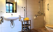 Wohnbeispiel Kranich Bad mit Dusche,WC, Waschbecken ist für Rollstuhlfahrer geeignet, Foto: Ulrike Haselbauer, Lizenz: Tourismusverband Lausitzer Seenland e.V.