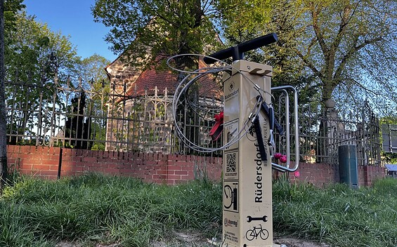 Reparatursäule Herzfelde, Foto: Gemeinde Rüdersdorf bei Berlin, Lizenz: Gemeinde Rüdersdorf bei Berlin