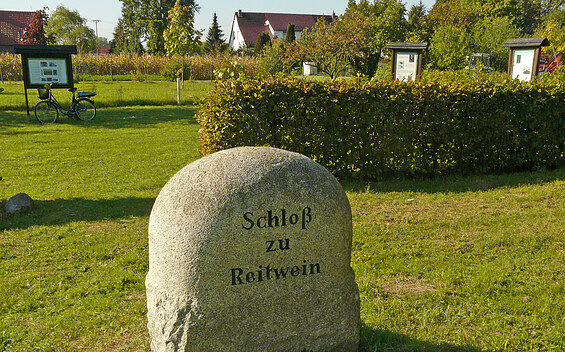 Erinnerungsstein Schloss Reitwein, Foto: terra press Berlin