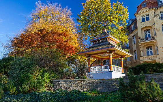 Blick von der Restaurant-Terrasse zum Japanischen Teehäuschen in Cottbus nahe des Restaurants, Foto: Andreas Franke, Lizenz: CMT Cottbus
