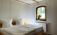 Ferienhaus Meisterstube Schlafzimmer mit Doppelbett, Foto: Ulrike Haselbauer, Lizenz: Tourismusverband Lausitzer Seenland e.V.