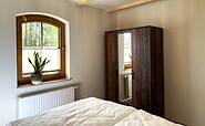 Ferienhaus Meisterstube Schlafzimmer mit Doppelbett und Kleiderschrank, Foto: Ulrike Haselbauer, Lizenz: Tourismusverband Lausitzer Seenland e.V.