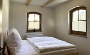 Beispiel Ferienhaus Mühlenweiher, Schlafzimmer mit Doppelbett, Foto: Ulrike Haselbauer, Lizenz: Tourismusverband Lausitzer Seenland e.V.