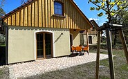 Beispiel Ferienhaus Mühlenweiher, Blick zur Terrasse, Foto: Ulrike Haselbauer, Lizenz: Tourismusverband Lausitzer Seenland e.V.