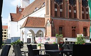 Blick auf das historische Rathausgebäude von der Terasse der Pizzeria Oliveto, Foto: Anastasiia Kalko, Lizenz: Deutsch-Polnische Tourist-Information Frankfurt (Oder)