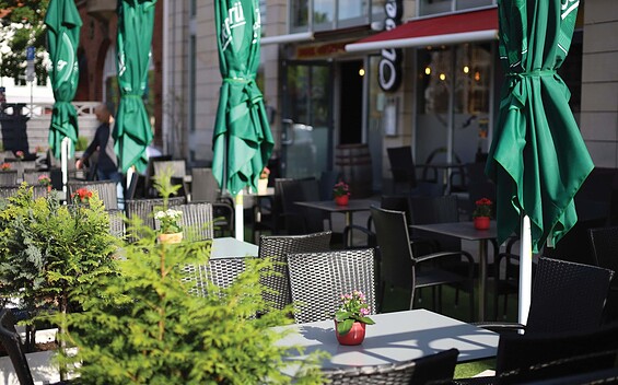Outdoor terrace of the Pizzeria Oliveto, Foto: Anastasiia Kalko, Lizenz: Deutsch-Polnische Tourist-Information Frankfurt (Oder)
