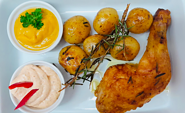 Savoury offer in the bistro by the park pond at the Lausitz adventure campsite, Foto: Erlebniscamping Lausitz, Lizenz: Erlebniscamping Lausitz