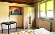 Schlafzimmer über den Flur mit Kleiderschrank und Tisch, Foto: Ulrike Haselbauer, Lizenz: Tourismusverband Lausitzer Seenland e.V.