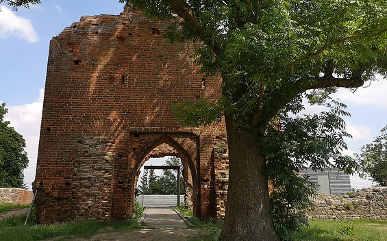 Eingang Burgruine , Foto: Merith Sommer, Lizenz: tmu GmbH