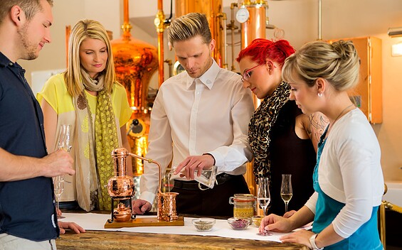Live-Destillation in der Schaubrennerei "La Distillerie", Foto: Klosterhotel Neuzelle, Foto: Jürgen Paulig , Lizenz: Fotograf Studio-jp.de