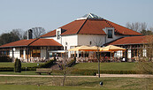 Clubhaus am Golfplatz in Motzen, Foto: Günetr Schönfeld, Lizenz: Tourismusverband Dahme-Seenland e.V.