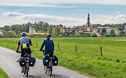 Radfahrer am Kloster Neuzelle; TMB Fotoarchiv Szymon Nitka