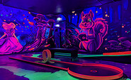 Schwarzlicht-Minigolf-Anlage , Foto: Essi Rätti, Lizenz: Tourismusverband Dahme-Seenland e.V.