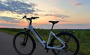 Mietrad E-Bike im Sonnenuntergang, Foto: Franzi Broßuleit, Lizenz: Fahrradverleih Heidesee