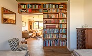 Ferienwohnung Jagdhütte - Schlafraum mit Bibliothek, Foto: Andre Pretzel, Lizenz: Christian Schwalenberg