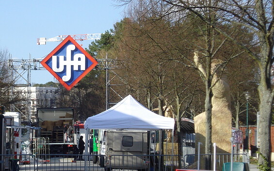 Eingang zu den Filmstudios in Potsdam-Babelsberg, Foto:  Matthias Schäfer, Lizenz: TMB-Fotoarchiv