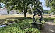 Skulptur im Gartenfließ von Eisenhüttenstadt, Foto: Stadt Eisenhüttenstadt