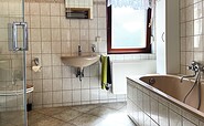 Bad mit ebeberdiger Dusche, WC, Waschbecken und Badewanne, Foto: Ulrike Haselbauer, Lizenz: Tourismusverband Lausitzer Seenland e.V.