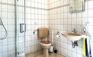 Bad mit ebeberdiger Dusche, WC, Waschbecken, Foto: Ulrike Haselbauer, Lizenz: Tourismusverband Lausitzer Seenland e.V.
