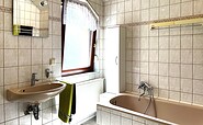 Bad mit Fenster, Badewanne und Waschbecken, Foto: Ulrike Haselbauer, Lizenz: Tourismusverband Lausitzer Seenland e.V.