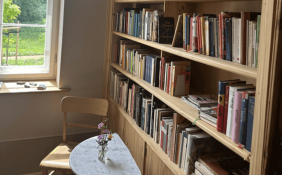 Bibliothek im Café Gut Sonnenburg, Foto: Ellen Rußig, Lizenz: Seenland Oder-Spree
