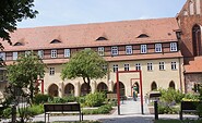 Dominikanerkloster Prenzlau - Klostergarten mit Harlekin, Foto: Ute Meyer, Lizenz: Dominikanerkloster Prenzlau