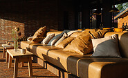 Sofa in der Scheune, Foto: Tobias König, Lizenz: Michelberger Farm