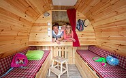 Familie in dem Schlaffass auf dem Naturcampingplatz am Springsee, Foto: Florian Läufer, Lizenz: Seenland Oder-Spree