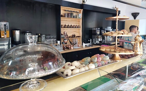 Counter at Café Al Jasmin in Frankfurt (Oder), Foto: Maja Kühn, Lizenz: deutsch-polnische Tourist-Information Frankfurt (Oder)