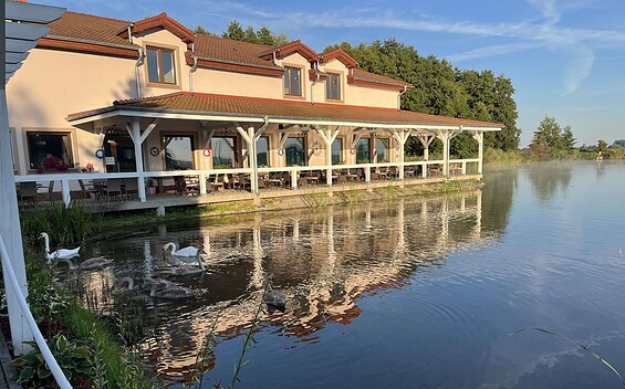 Blick auf das Restaurant Villa Dudziak und die Zuchtteiche, Foto: Wioletta Dudziak