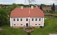 Maibaum am Pfarrhaus, Foto: Altes Pfarrhaus Groß Döbbern e.V., Lizenz: Altes Pfarrhaus Groß Döbbern e.V.