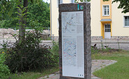 Infotafel auf dem Vorplatz der Kirche Märkisch Buchholz, Foto: Petra Förster, Lizenz: Tourismusverband Dahme-Seenland e.V.