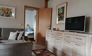 Wohnbereich mit Blick zum Zwei-Bett-Zimmer, Foto: Frau Fuhrmann, Lizenz: Ferienhaus Fuhrmann