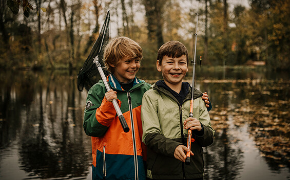 Fishing friends at the clay pond, Foto: Malte Jäger, Lizenz: Tourismusverband Dahme-Seenland e.V.