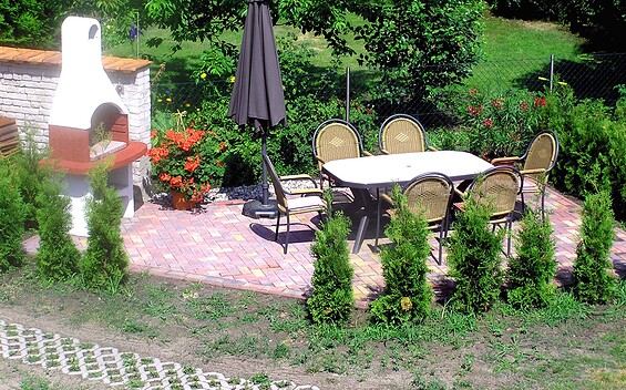Courtyard seating area, Foto: Herr Dumuschat, Lizenz: Zimmervermietung Zum roten Hahn